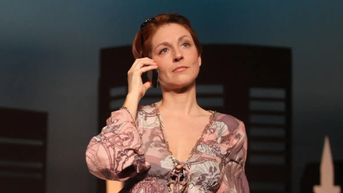 Schauspielerin Hendrikje Fitz auf der Theaterbühne
