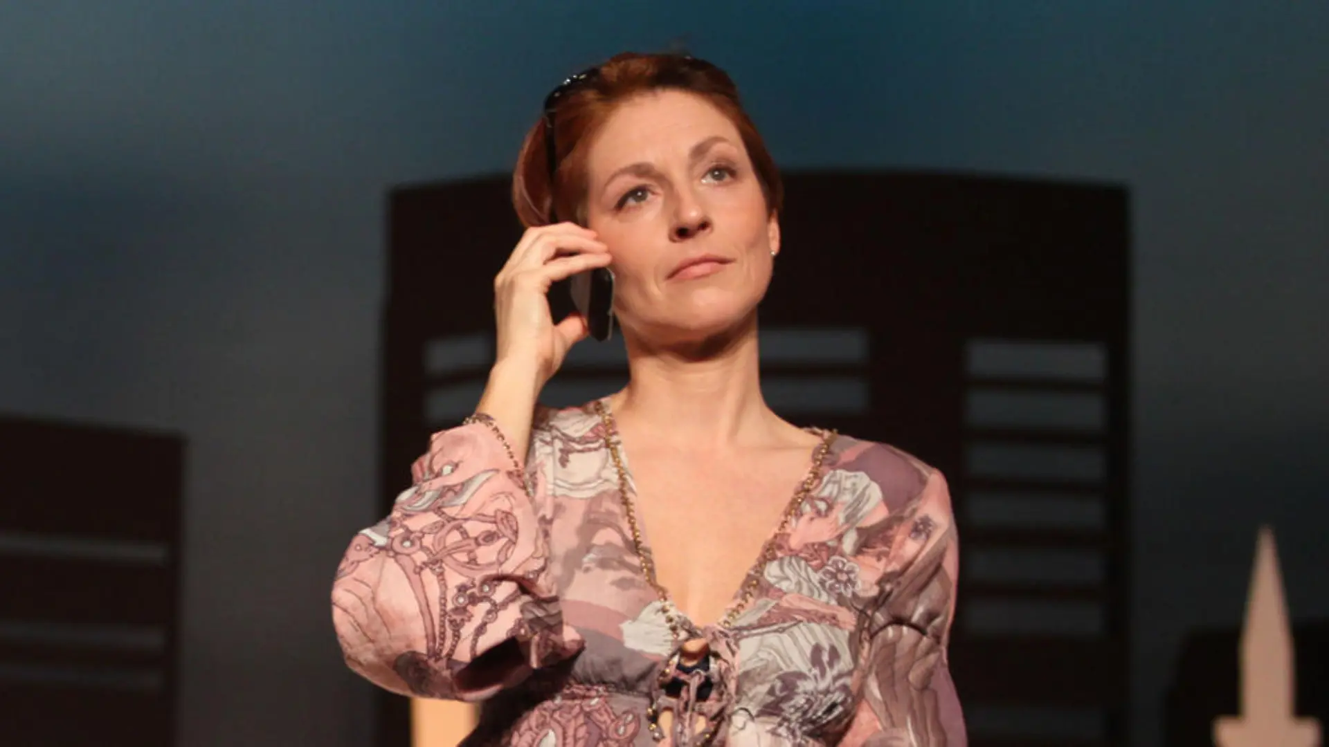 Schauspielerin Hendrikje Fitz auf der Theaterbühne