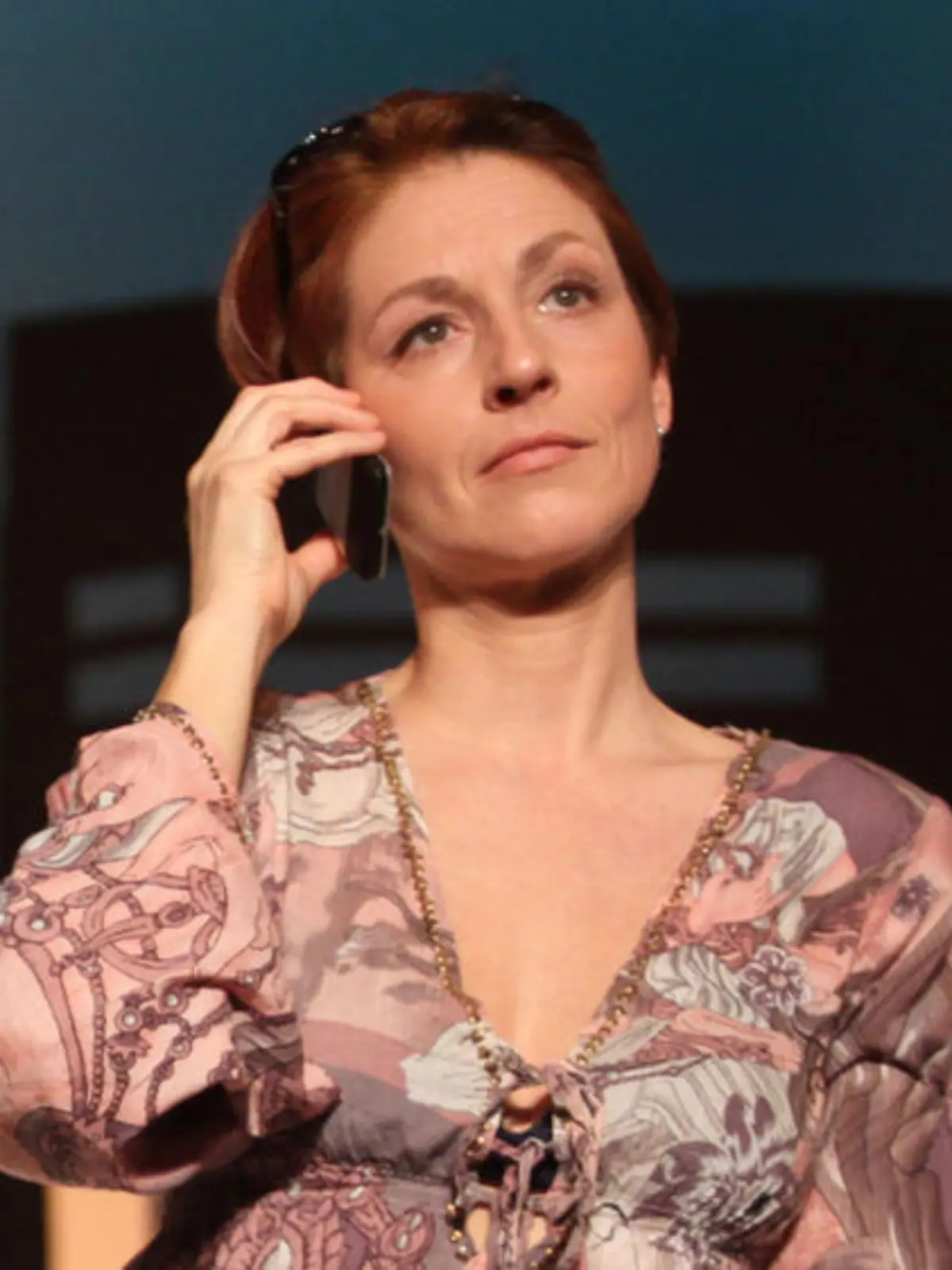 Schauspielerin Hendrikje Fitz auf der Theaterbühne