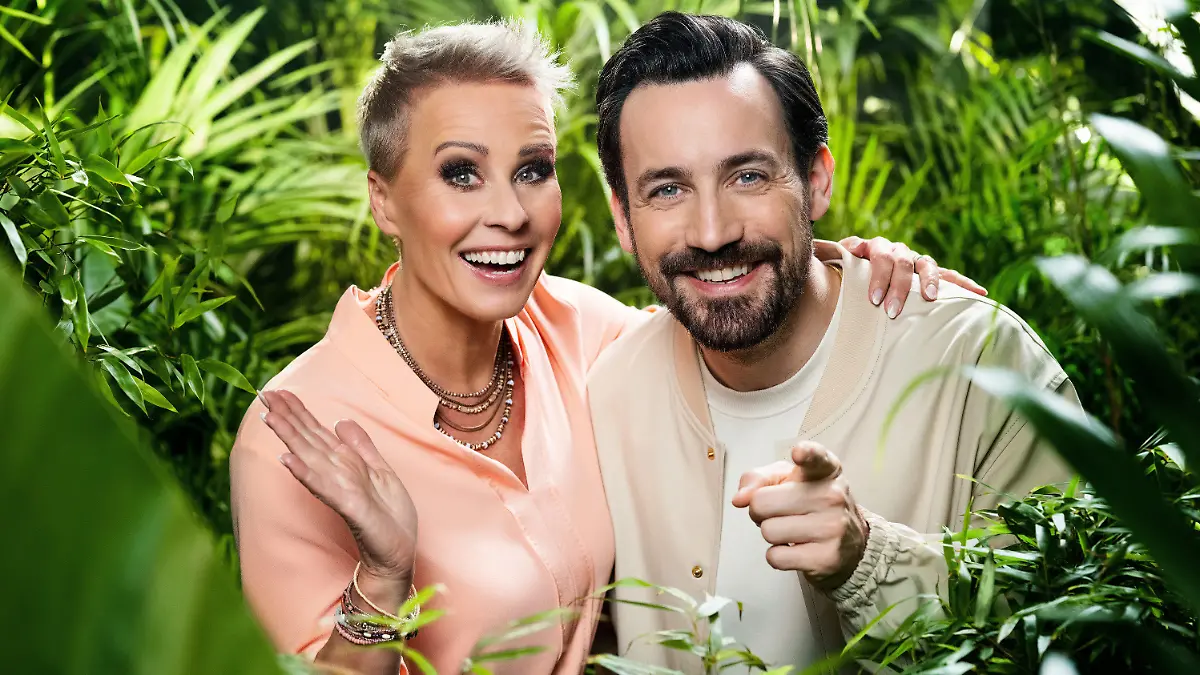HANDOUT - 09.10.2022, ---: Die beiden Moderatoren der Reality-Show «Ich bin ein Star - Holt mich hier raus», Sonja Zietlow und Jan Köppen. Köppen hat vor seiner Premiere als neuer Moderator des RTL-Dschungelcamps Tipps von seiner erfahrenen Kollegin Sonja Zietlow bekommen. (zu dpa "Der Neue an Zietlows Seite: Jan Köppen beginnt beim Dschungelcamp") Foto: RTL+/dpa - ACHTUNG: Nur zur redaktionellen Verwendung im Zusammenhang mit einer Berichterstattung über die Sendung «Ich bin ein Star - Holt mich hier raus» und nur mit vollständiger Nennung des vorstehenden Credits +++ dpa-Bildfunk +++