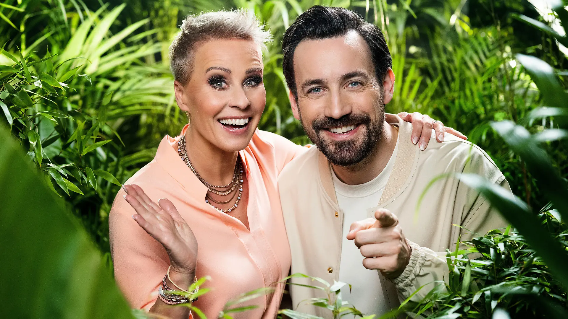 HANDOUT - 09.10.2022, ---: Die beiden Moderatoren der Reality-Show «Ich bin ein Star - Holt mich hier raus», Sonja Zietlow und Jan Köppen. Köppen hat vor seiner Premiere als neuer Moderator des RTL-Dschungelcamps Tipps von seiner erfahrenen Kollegin Sonja Zietlow bekommen. (zu dpa "Der Neue an Zietlows Seite: Jan Köppen beginnt beim Dschungelcamp") Foto: RTL+/dpa - ACHTUNG: Nur zur redaktionellen Verwendung im Zusammenhang mit einer Berichterstattung über die Sendung «Ich bin ein Star - Holt mich hier raus» und nur mit vollständiger Nennung des vorstehenden Credits +++ dpa-Bildfunk +++