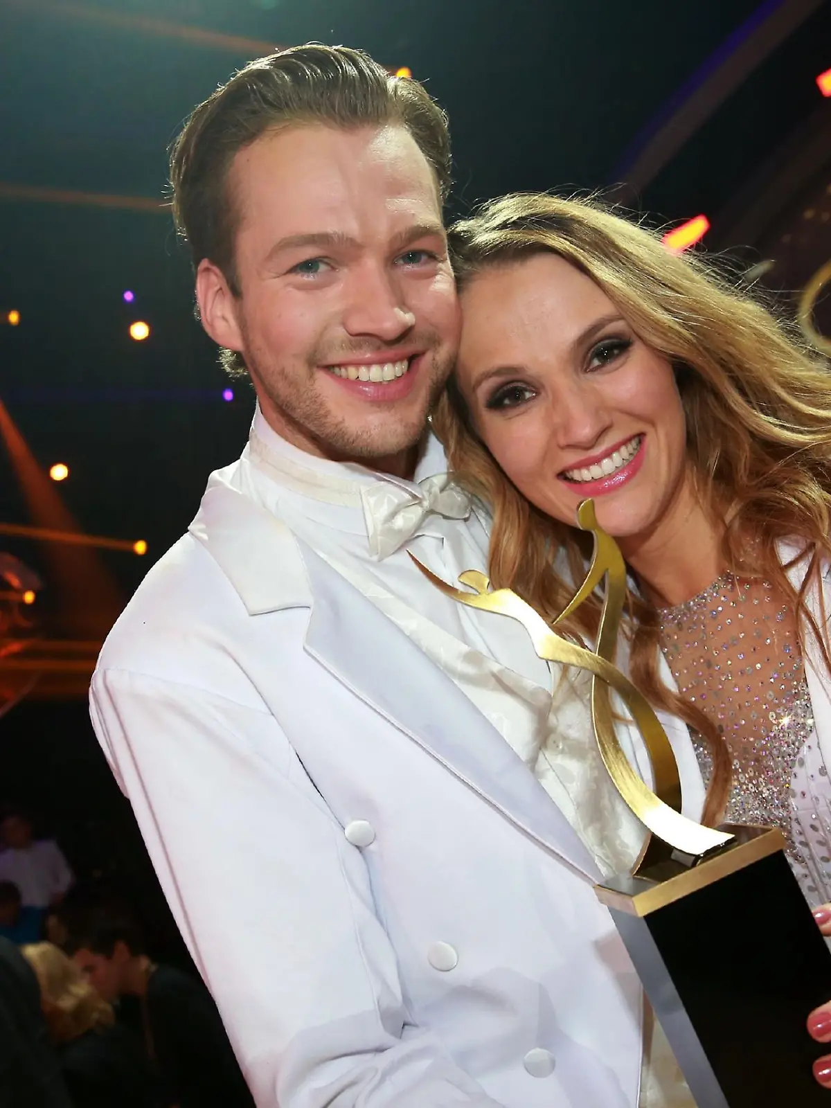 Anna Hofbauer und Marvin Albrecht sind die Sieger von 'Stepping Out'.      Verwendung der Bilder für Online-Medien ausschließlich mit folgender Verlinkung:'Alle Infos zu 'Stepping Out' im Special bei RTL.de: http://www.rtl.de/cms/sendungen/stepping-out.html