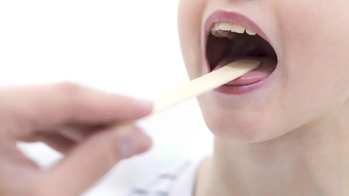 Boy with mouth open and tongue depressor Boy with mouth open and tongue depressor. PUBLICATIONxINxGERxSUIxHUNxONLY SCIENCExPHOTOxLIBRARY F022/9689  