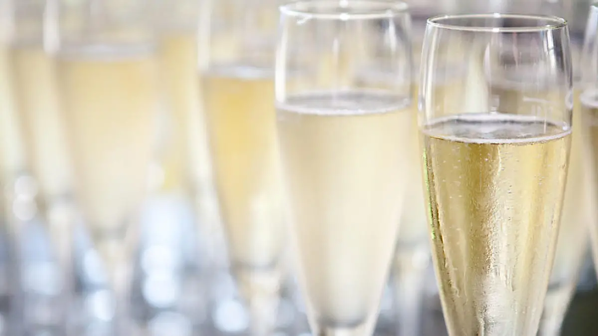 Trinken Sie sich schön! Warum ein Glas Sekt Sie attraktiver macht
