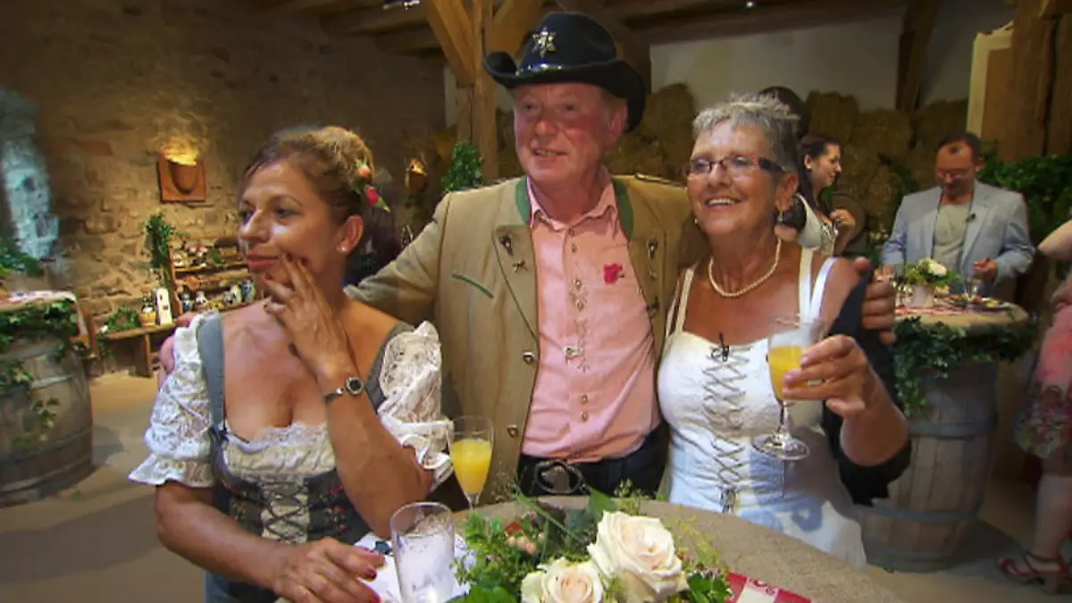 Pferdebauer Gregor greift kräftig zu Bauer sucht Frau 2015: Das Scheunenfest