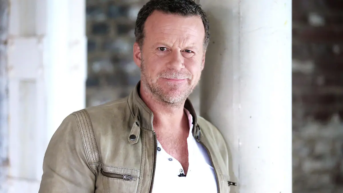 Jenke von Wilmsdorff experimentiert wieder! Mit der für ihn typischen Methode des Selbstversuchs setzt er sich mit gesellschaftlich relevanten Themen auseinander.