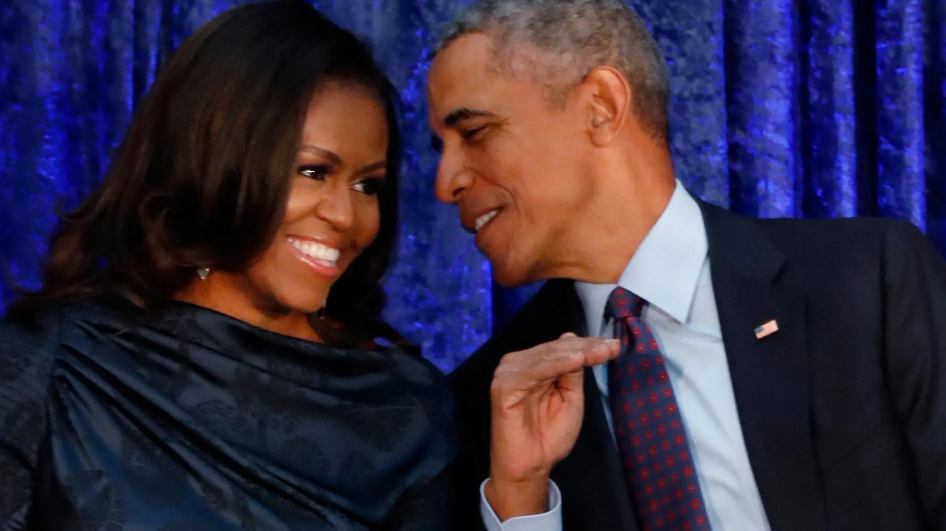 FILE PHOTO: Former U.S. President Barack Obama sits with former first lady Michelle Obama prior to the the unveiling of their portraits at the Smithsonian’s National Portrait Gallery in Washington, DC, U.S., February 12, 2018.  REUTERS/Jim Bourg/File Photo