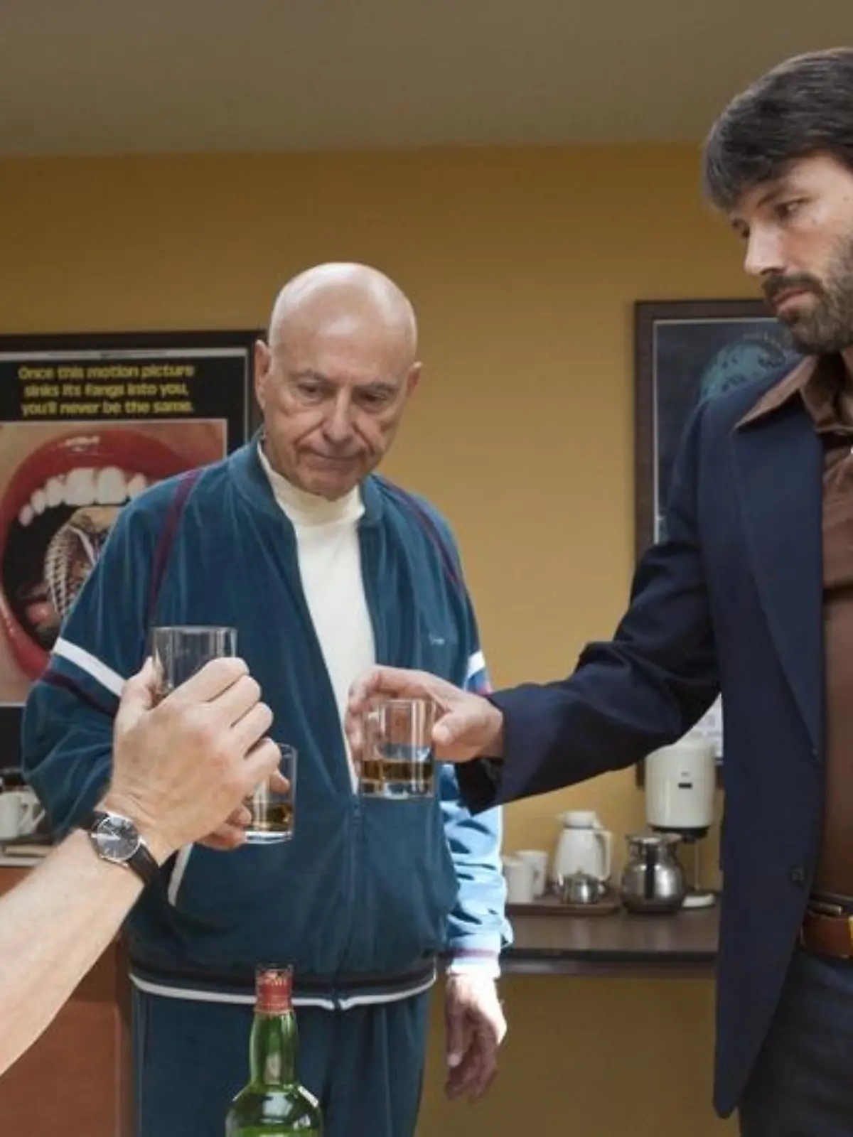 John Chambers (John Goodman, l.), Lester Siegel (Alan Arkin, M.) und Tony Mendez (Ben Affleck, r.) stoßen auf ihren gemeinsamen Plan an.
