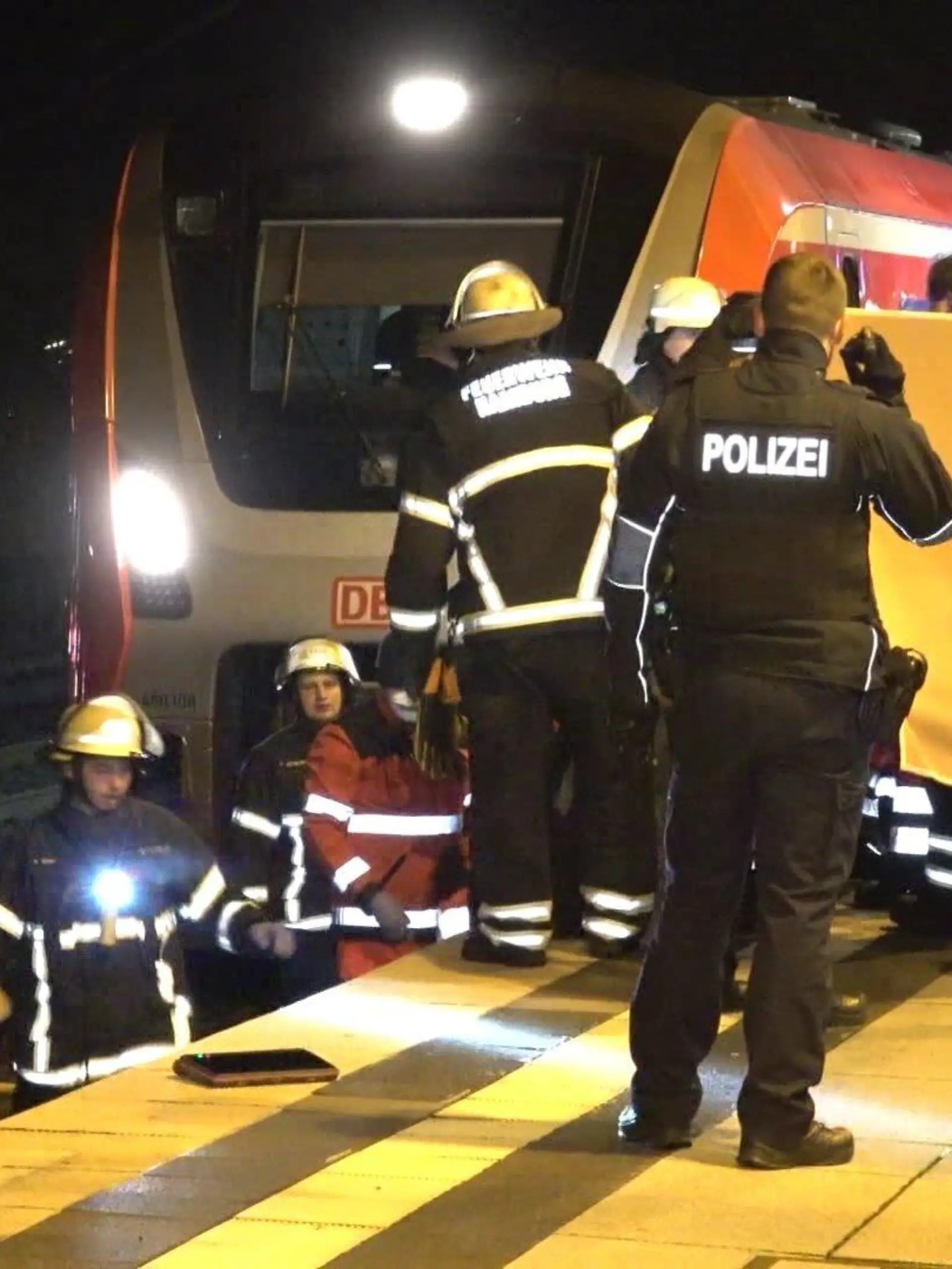Rettungskräfte versuchen längere Zeit vor Ort, das Leben der Mädchen zu retten.