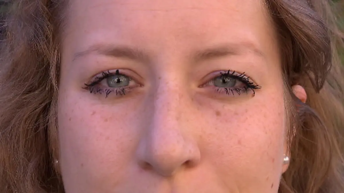 So funktioniert der leicht verklebte Wimpern-Look Beauty-Trend: Fliegenbeine