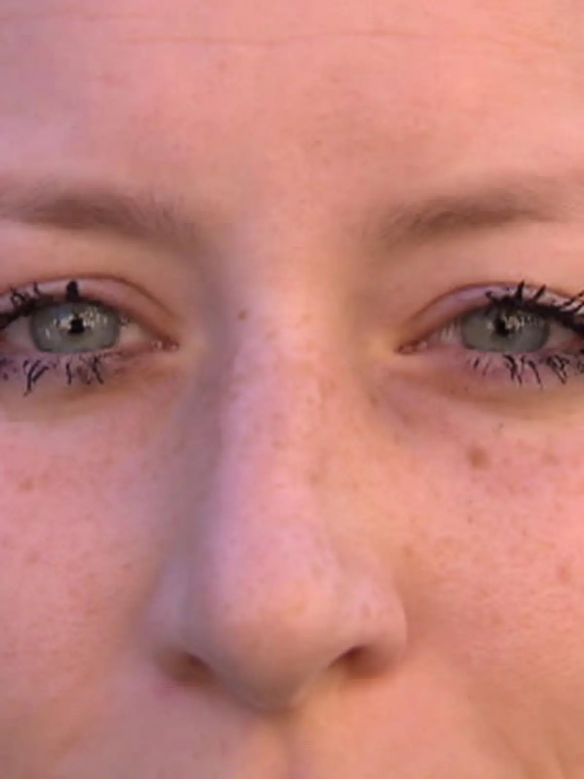 Bild zu: "So funktioniert der leicht verklebte Wimpern-Look"