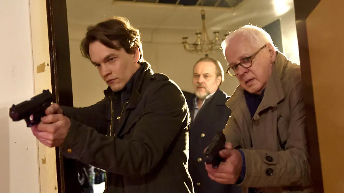 "Der Alte": Tom Kupfer (Ludwig Blochberger, l.), Hauptkommissar Richard Voss (Jan-Gregor Kremp, m.) und Gerd Heymann (Michael Ande, r.) nehmen Simon Wolters als Tatverdächtigen fest