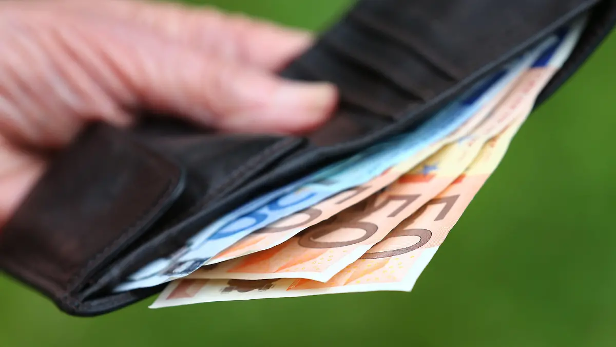 ARCHIV - Eine Rentnerin hält am 13.07.2015 in Kempten (Bayern) einen Geldbeutel mit verschiedenen Euroscheinen.  Die gut 20 Millionen Rentner in Deutschland werden im kommenden Jahr voraussichtlich die kräftigste Rentenerhöhung seit 20 Jahren erhalten. Foto: Karl-Josef Hildenbrand /dpa (zu dpa "Kräftige Renten-Erhöhung um vier bis fünf Prozent absehbar" vom 08.10.2015) +++(c) dpa - Bildfunk+++