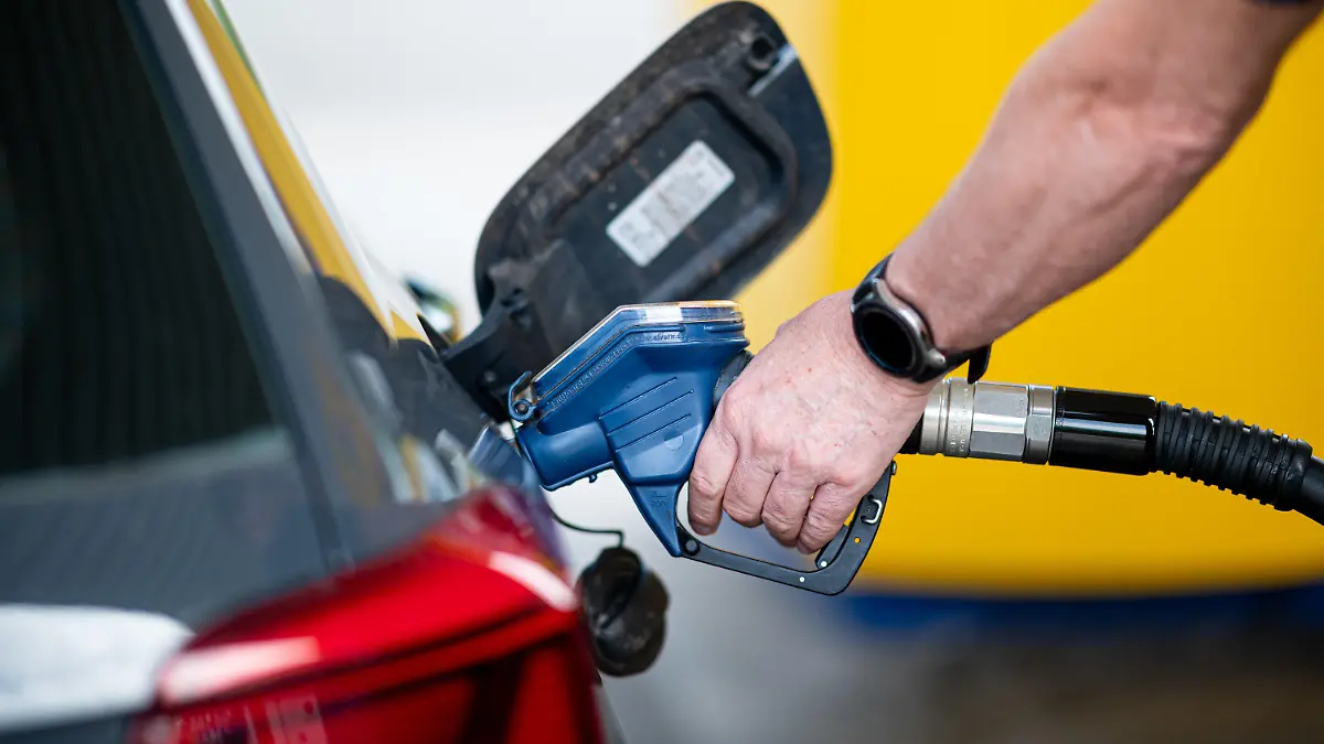 ARCHIV - 14.06.2022, Hamburg: Ein Mann betankt an einer Tankstelle sein Auto. Die Spritpreise erreichten im zu Ende gehenden Jahr Rekordstände weit über den alten Höchstwerten. (zu dpa «Spritpreise: Rekordjahr mit 47 Cent Vorsprung» und «Spritpreise: Das Jahr der pulverisierten Rekorde») Foto: Daniel Reinhardt/dpa +++ dpa-Bildfunk +++