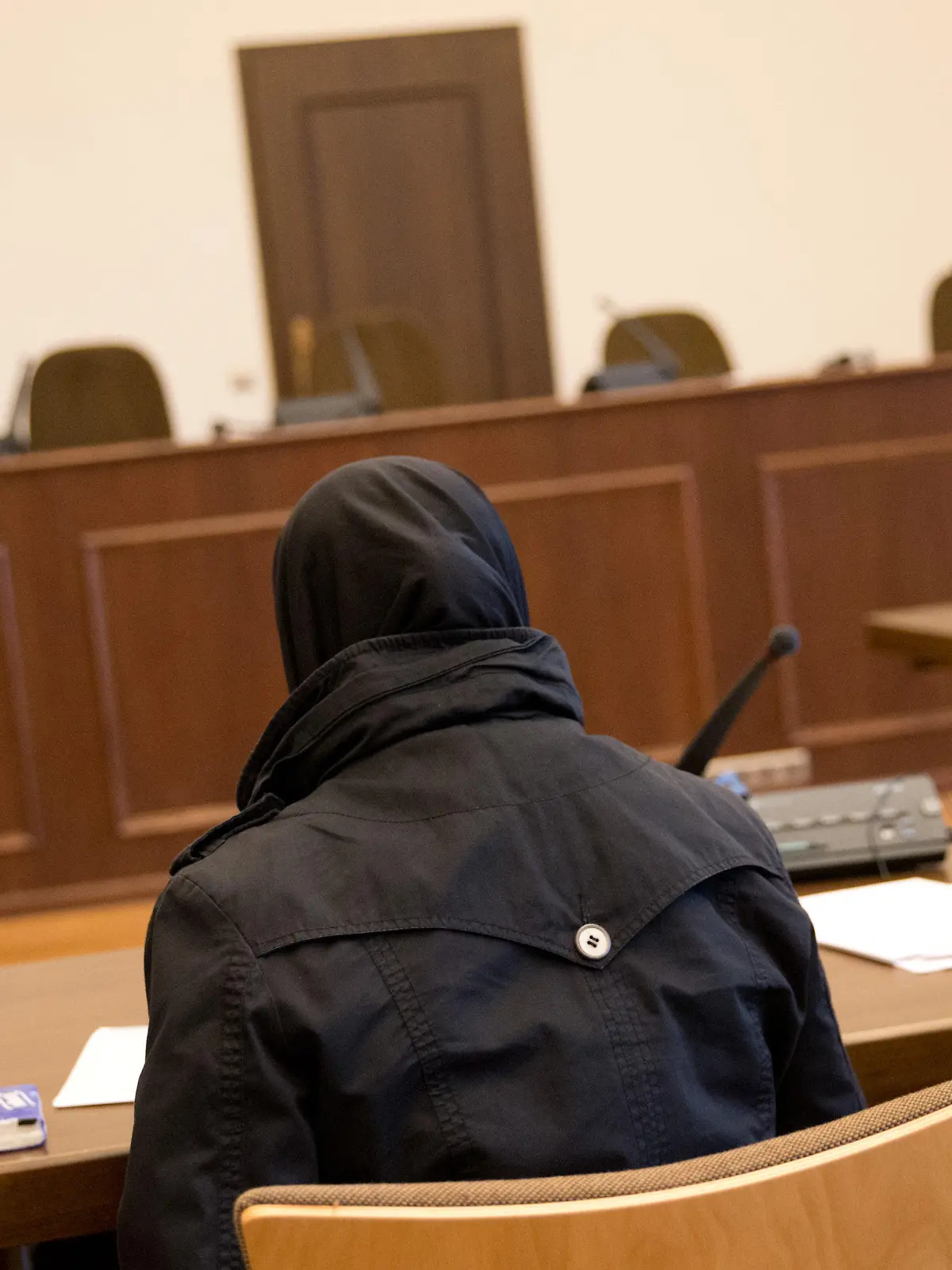 ARCHIV - Die Angeklagte sitzt am 21.09.2015 vor Prozessbeginn im Gerichtssaal im Strafjustizgebäude in Hamburg. Im Prozess gegen eine Mutter wegen Misshandlung ihres Kindes mit verseuchten Spritzen werden am 02.10.2015 die Plädoyers vor dem Hamburger Landgericht erwartet. Foto: Christian Charisius/dpa (zu lno «Plädoyers im Prozess gegen Mutter wegen Kindesmisshandlung erwartet» vom 02.10.2015) +++(c) dpa - Bildfunk+++