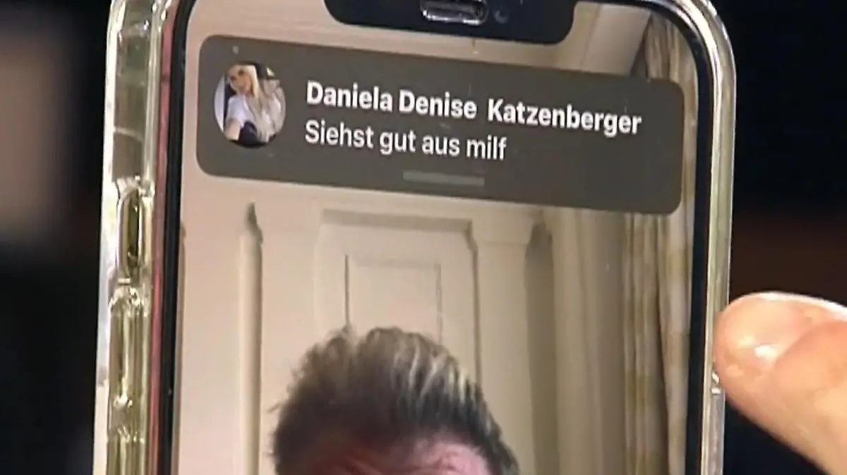 Vier kleine Wörter! Daniela Katzenberger schießt mit ihrer Textnachricht an Mama Iris einen richtigen Bock und sorgt so bei "Die Stunde danach" für beste Unterhaltung