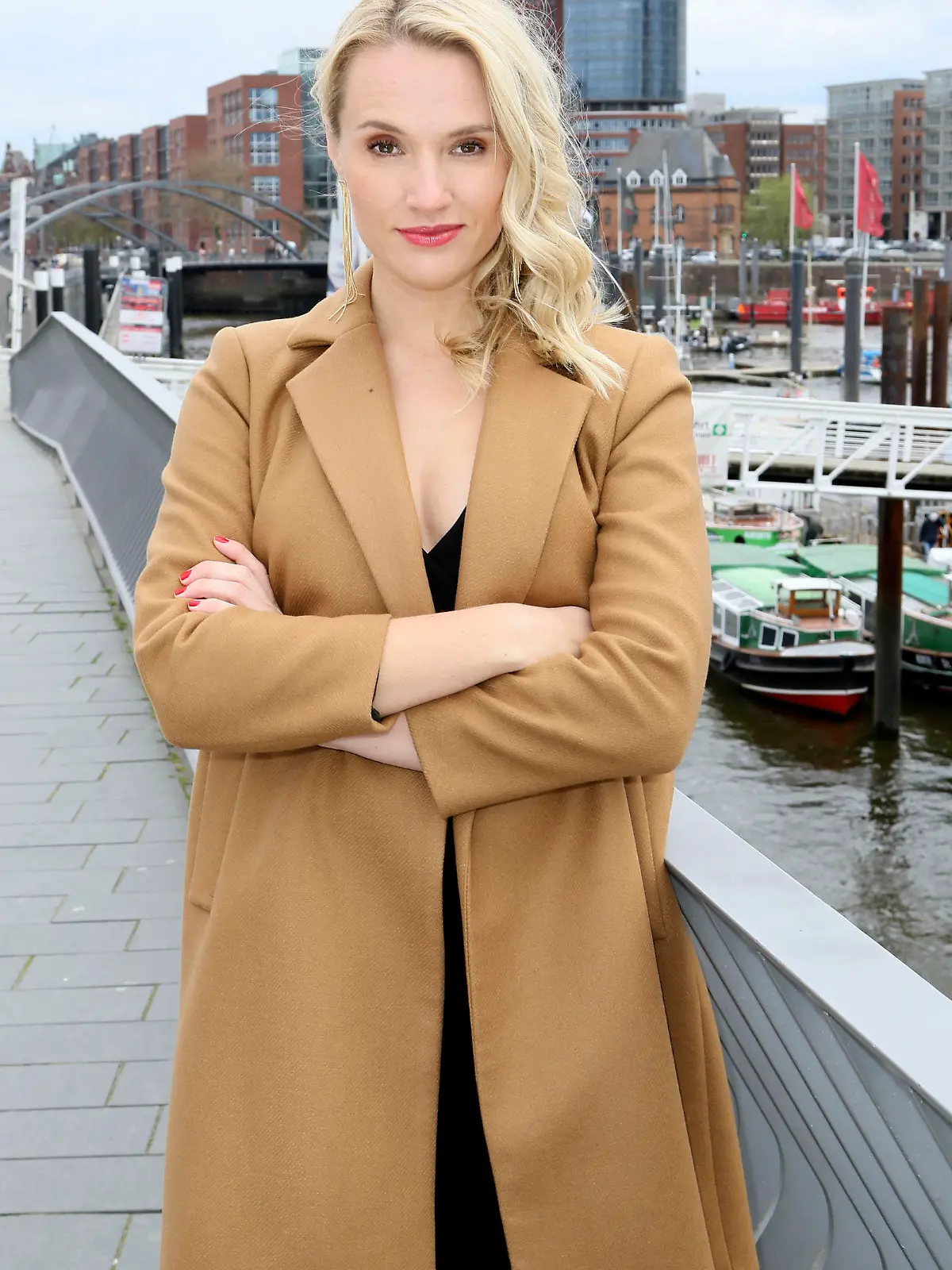 Anna Hofbauer beim Fototermin am Set der ZDF TV-Serie 'Notruf Hafenkante - Die Pokerprinzessin' im City Sporthafen. Hamburg, 11.04.2019.