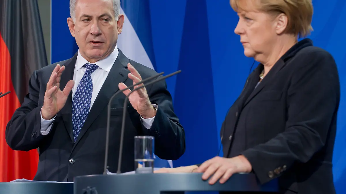 ARCHIV - Bundeskanzlerin Angela Merkel (CDU, r) und der israelische Ministerpräsident Benjamin Netanjahu geben am 06.12.2012 zum Abschluss der deutsch-Israelischen Konsultationen im Bundeskanzleramt in Berlin eine Pressekonferenz. Vom 24.02.2014 bis 25.02.2014 finden in Jerusalem (Israel) deutsch-israelischen Regierungskonsultationen statt. Foto: Tim Brakemeier/dpa (zu dpa vom 23.02.2014) +++(c) dpa - Bildfunk+++