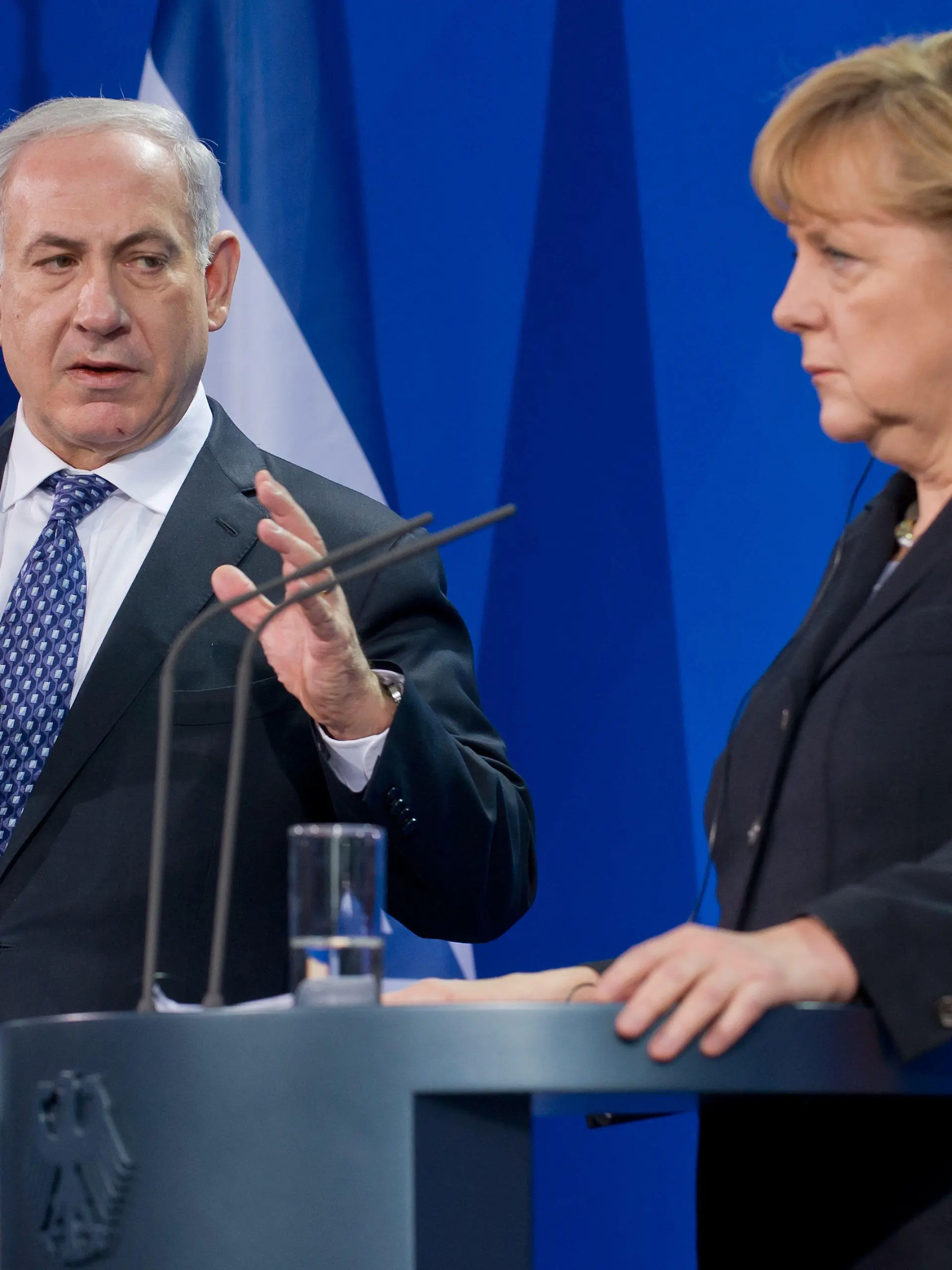 ARCHIV - Bundeskanzlerin Angela Merkel (CDU, r) und der israelische Ministerpräsident Benjamin Netanjahu geben am 06.12.2012 zum Abschluss der deutsch-Israelischen Konsultationen im Bundeskanzleramt in Berlin eine Pressekonferenz. Vom 24.02.2014 bis 25.02.2014 finden in Jerusalem (Israel) deutsch-israelischen Regierungskonsultationen statt. Foto: Tim Brakemeier/dpa (zu dpa vom 23.02.2014) +++(c) dpa - Bildfunk+++