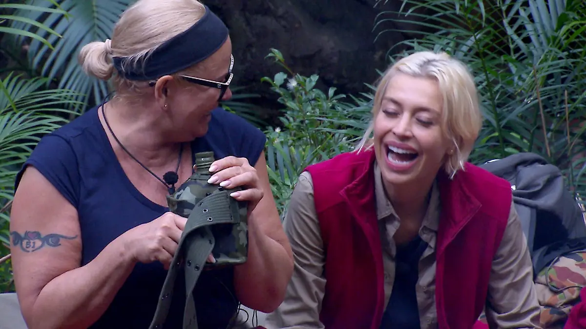 ACHTUNG: SPERRFRIST FÜR ALLE MEDIEN BIS SONNTAG, 15.01.2023, 23.45 UHR !!! Tag 3 im Camp. Cecilia und Gigi sind von den "Blondgirls" Claudia Effenberg (l.) und Verena Kerth genervt.
Die Verwendung des sendungsbezogenen Materials ist nur mit dem Hinweis und Verlinkung auf RTL+ gestattet.