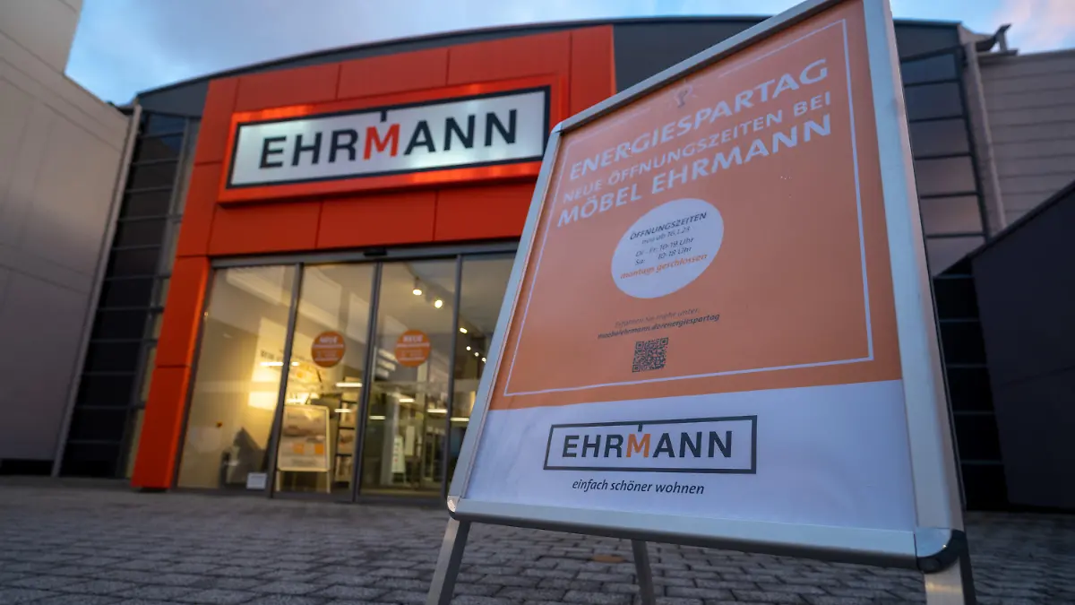 11.01.2023, Rheinland-Pfalz, Trier: Ein Aufsteller, der darauf hinweist, dass die Verkaufsräume montags geschlossen sind, steht am Eingang des Möbelhauses Ehrmann in Trier. Grund sind die gestiegenen Energiekosten. Foto: Harald Tittel/dpa +++ dpa-Bildfunk +++