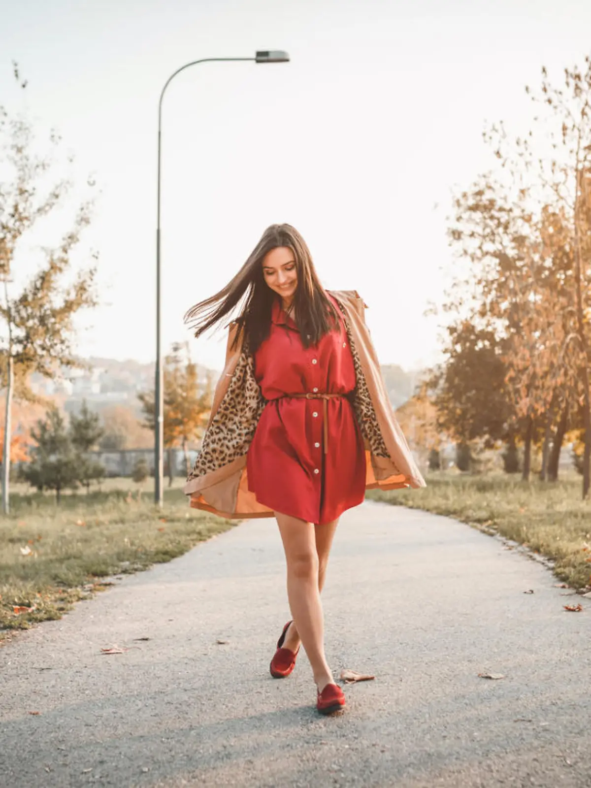 Frau mit rotem Kleid im Herbst