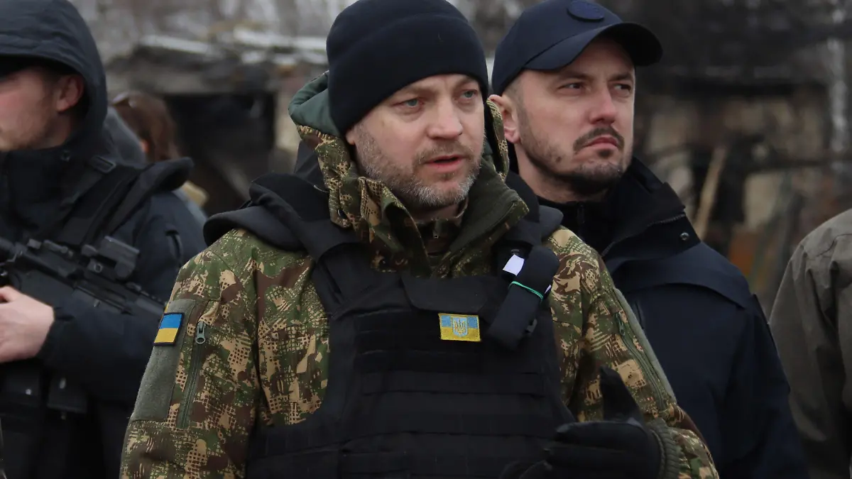 ARCHIV - 05.04.2022, Ukraine, Butscha: Denys Monastyrskyj, Innenminsiter der Ukraine, beantwortet die Fragen von Reportern während einer vom Innenministerium organisierten Pressetour für führende ukrainische und ausländische Medien in Butscha. Bei einem Hubschrauberabsturz in der Ukraine nahe einem Kindergarten ist nach Polizeiangaben unter anderem Innenminister Denys Monastyrskyj ums Leben gekommen. Es gebe 16 Tote, darunter zwei Kinder, sagte der Chef der Nationalpolizei am Mittwoch. Die Hintergründe des Absturzes waren zunächst unklar. (RECROP) Foto: -/ukrin/dpa +++ dpa-Bildfunk +++