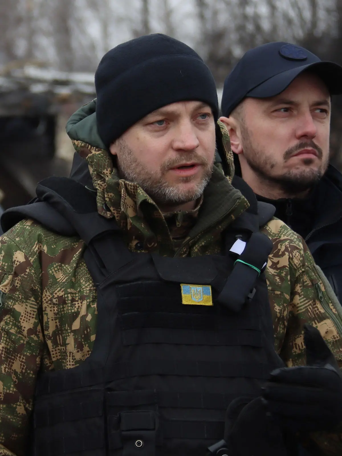 ARCHIV - 05.04.2022, Ukraine, Butscha: Denys Monastyrskyj, Innenminsiter der Ukraine, beantwortet die Fragen von Reportern während einer vom Innenministerium organisierten Pressetour für führende ukrainische und ausländische Medien in Butscha. Bei einem Hubschrauberabsturz in der Ukraine nahe einem Kindergarten ist nach Polizeiangaben unter anderem Innenminister Denys Monastyrskyj ums Leben gekommen. Es gebe 16 Tote, darunter zwei Kinder, sagte der Chef der Nationalpolizei am Mittwoch. Die Hintergründe des Absturzes waren zunächst unklar. (RECROP) Foto: -/ukrin/dpa +++ dpa-Bildfunk +++