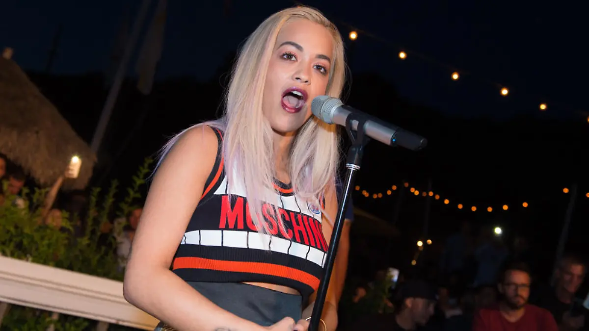 Rita Ora, hier bei einem Auftritt in Montauk, soll mit Travis Barker zusammen sein