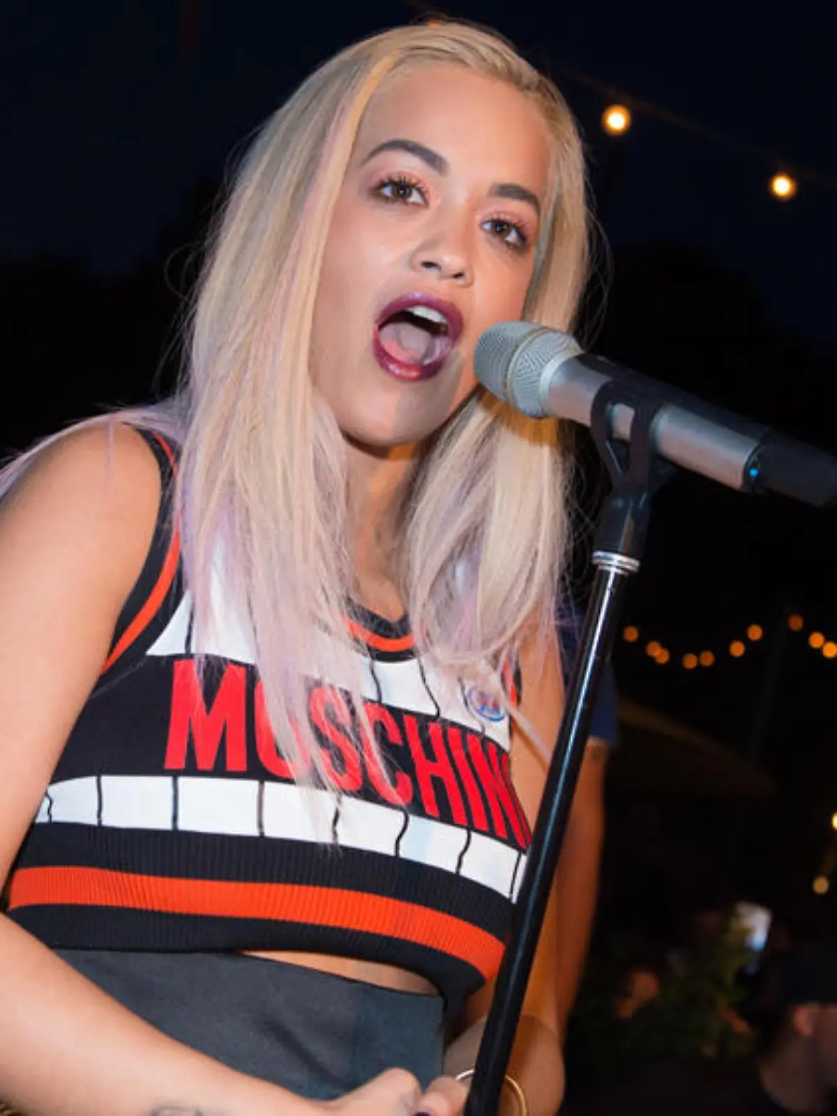 Rita Ora, hier bei einem Auftritt in Montauk, soll mit Travis Barker zusammen sein