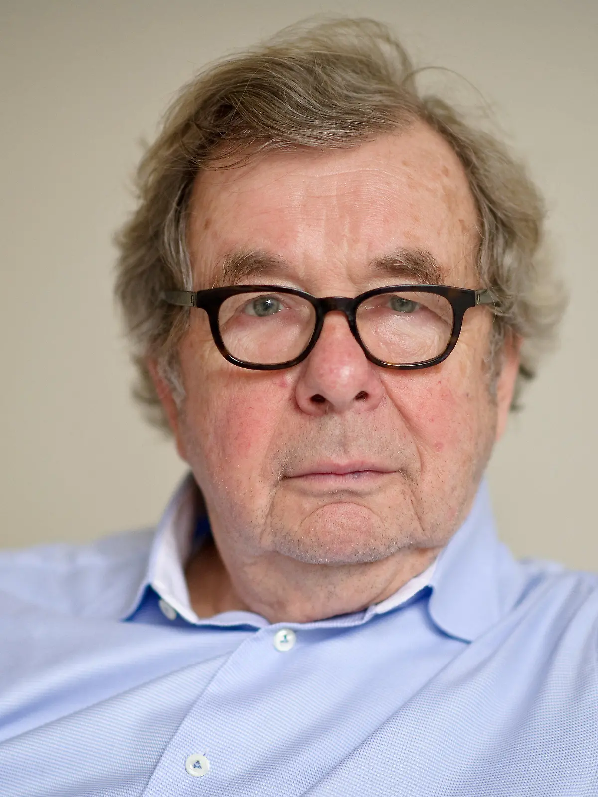 ARCHIV - Der Journalistor, Autor und Kritiker Hellmuth Karasek posiert am 11.12.2013 in Hamburg nach einem Interview.  Foto: Angelika Warmuth/dpa +++(c) dpa - Bildfunk+++