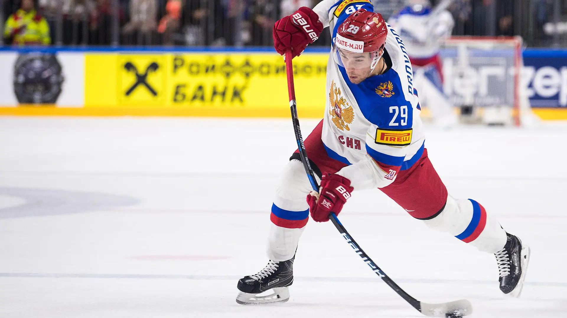Eishockey: WM, Kanada - Russland, Finalrunde, Halbfinale am 20.05.2017 in der Lanxess Arena in Köln (Nordrhein-Westfalen). Russlands Iwan Proworow schießt den Puck auf Tor. Foto: Marius Becker/dpa ++