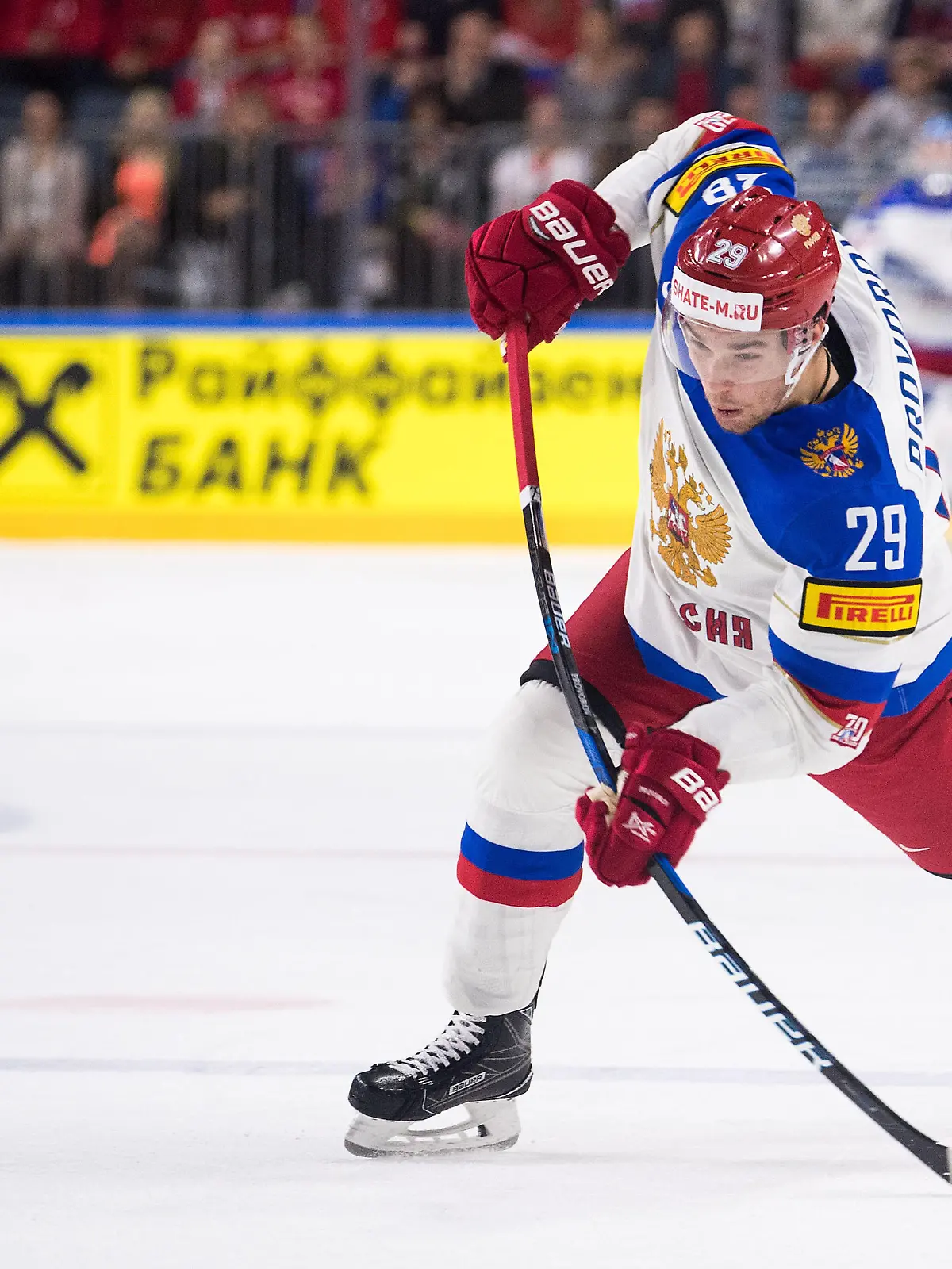 Eishockey: WM, Kanada - Russland, Finalrunde, Halbfinale am 20.05.2017 in der Lanxess Arena in Köln (Nordrhein-Westfalen). Russlands Iwan Proworow schießt den Puck auf Tor. Foto: Marius Becker/dpa ++