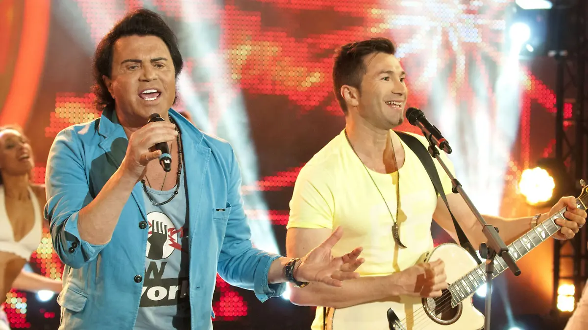 Costa Cordalis singt gemeinsam mit Sohn Lucas (r.) auf der Chart Show-Bühne.