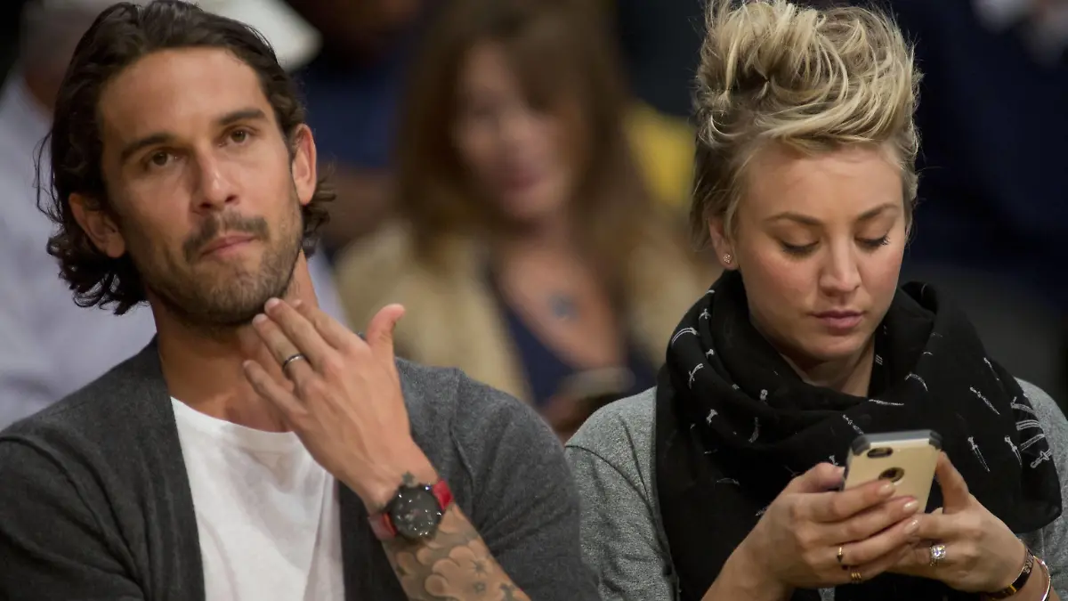 Nov. 14, 2014 - Los Angeles, California, U.S - Ryan Sweeting (L) and Kaley Cuoco attend a basketball game between the San Antonio Spurs and the Los Angeles Lakers at Staples Center on Friday November 14, 2014 in Los Angeles, California. Los Angeles U.S. PUBLICATIONxINxGERxONLY - ZUMAp124

Nov 14 2014 Los Angeles California U S Ryan  l and Kaley Cuoco attend a Basketball Game between The San Antonio Spurs and The Los Angeles Lakers AT Staples Center ON Friday November 14 2014 in Los Angeles California Los Angeles U S PUBLICATIONxINxGERxONLY ZUMAp124