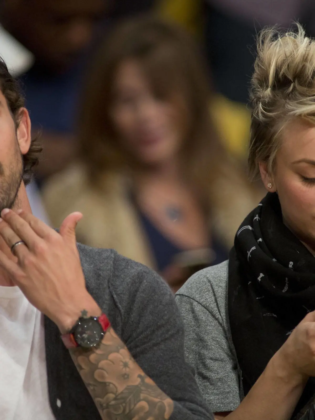 Nov. 14, 2014 - Los Angeles, California, U.S - Ryan Sweeting (L) and Kaley Cuoco attend a basketball game between the San Antonio Spurs and the Los Angeles Lakers at Staples Center on Friday November 14, 2014 in Los Angeles, California. Los Angeles U.S. PUBLICATIONxINxGERxONLY - ZUMAp124

Nov 14 2014 Los Angeles California U S Ryan  l and Kaley Cuoco attend a Basketball Game between The San Antonio Spurs and The Los Angeles Lakers AT Staples Center ON Friday November 14 2014 in Los Angeles California Los Angeles U S PUBLICATIONxINxGERxONLY ZUMAp124