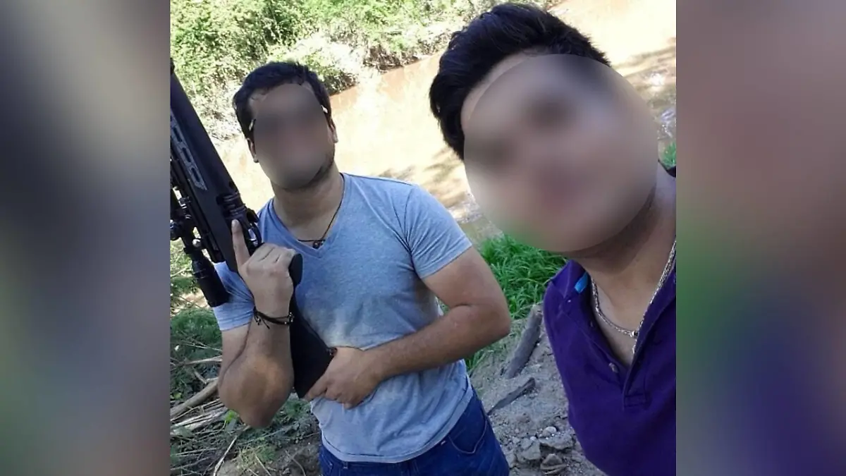 Eine andere Seite von Andres C.: Hier zeigt er sich mit einem Gewehr in der Hand.