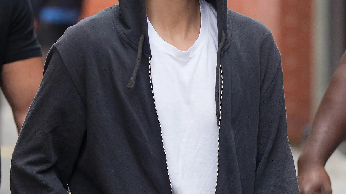 Justin Bieber leaves Ginger Recording Studios in Melbourne.Justin Bieber was spent Tuesday morning at Ginger Recording studios ahead of his performance on Fox FM's Rooftop.A message table was seen being taken into the studio as well as a lady walking in with several white towles.Last night (Sunday 28th) Bieber spent the night inside Ginger Recording Studios where he invited around 20 girls in to party with him.