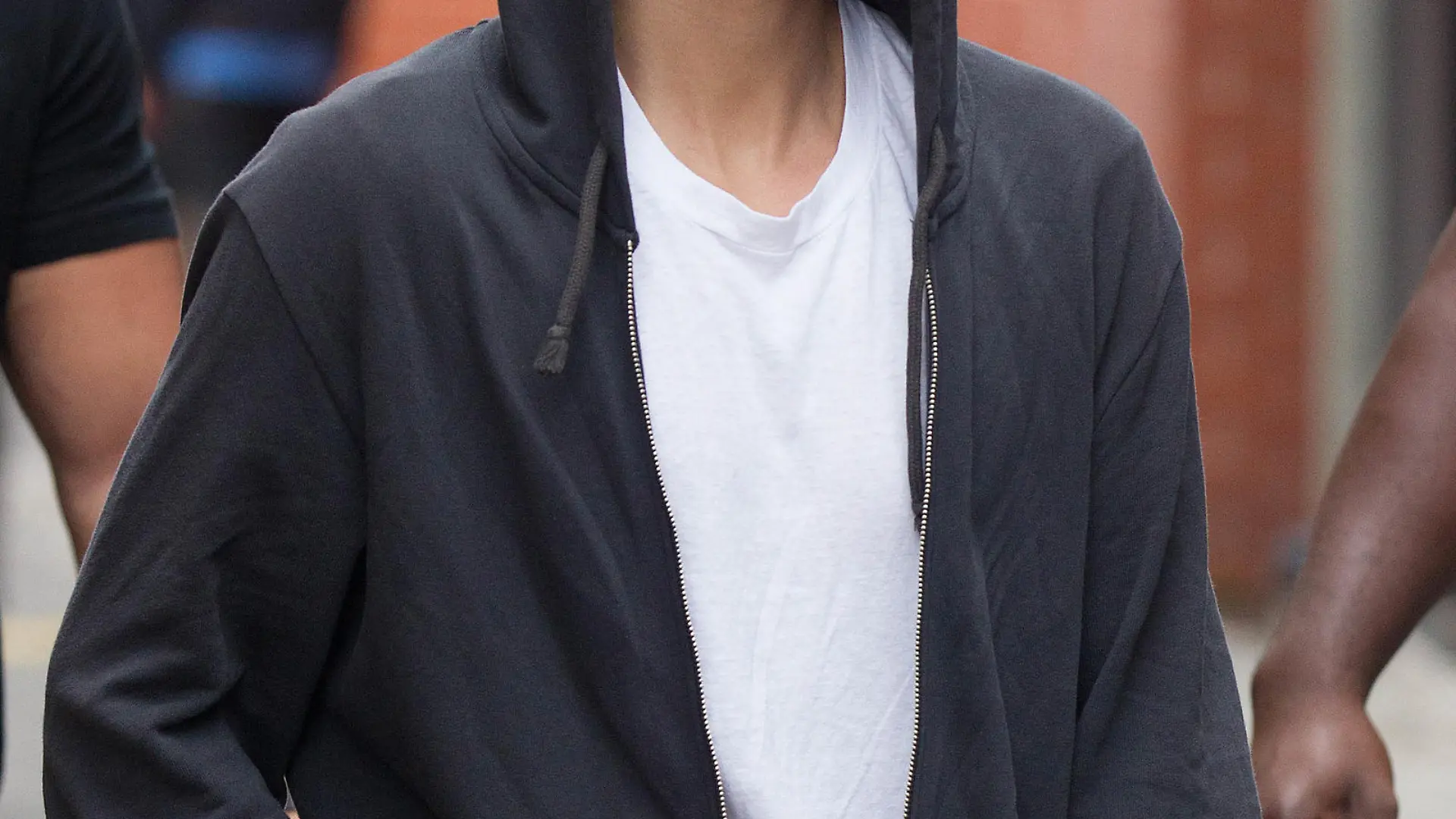 Justin Bieber leaves Ginger Recording Studios in Melbourne.Justin Bieber was spent Tuesday morning at Ginger Recording studios ahead of his performance on Fox FM's Rooftop.A message table was seen being taken into the studio as well as a lady walking in with several white towles.Last night (Sunday 28th) Bieber spent the night inside Ginger Recording Studios where he invited around 20 girls in to party with him.  