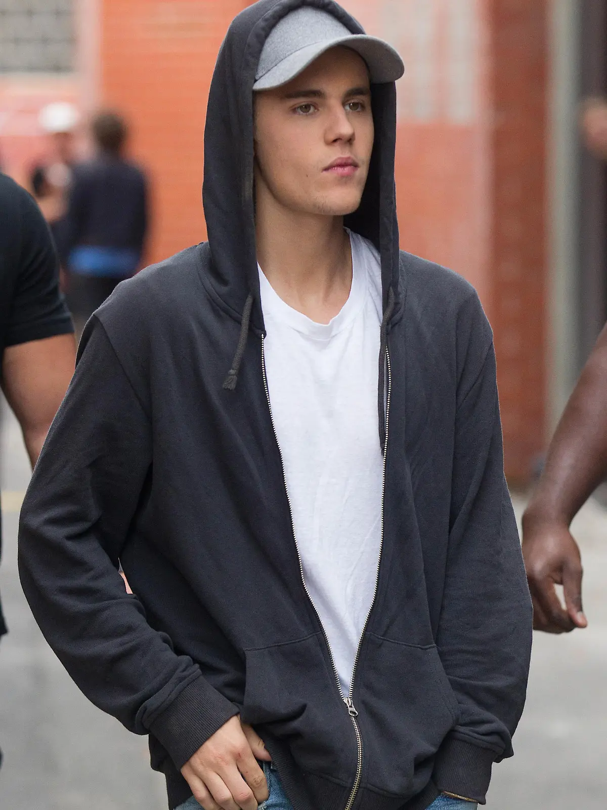 Justin Bieber leaves Ginger Recording Studios in Melbourne.Justin Bieber was spent Tuesday morning at Ginger Recording studios ahead of his performance on Fox FM's Rooftop.A message table was seen being taken into the studio as well as a lady walking in with several white towles.Last night (Sunday 28th) Bieber spent the night inside Ginger Recording Studios where he invited around 20 girls in to party with him.  