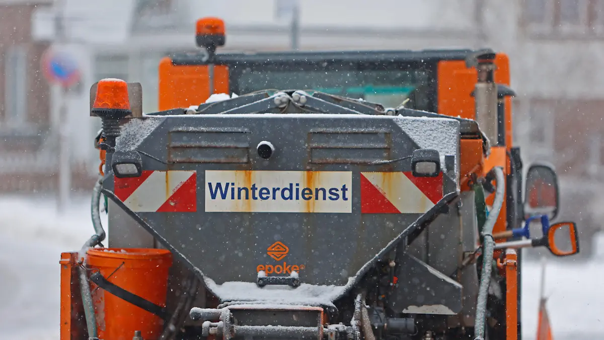 17.01.2023, Sachsen-Anhalt, Schierke: Ein Räumfahrzeug des Winterdienstes ist in Schierke unterwegs. Eine geschlossene Schneedecke liegt seit gestern Nacht im Harzort Schierke. Der Winter ist vorrübergehend zurückgekehrt. Foto: Matthias Bein/dpa +++ dpa-Bildfunk +++
