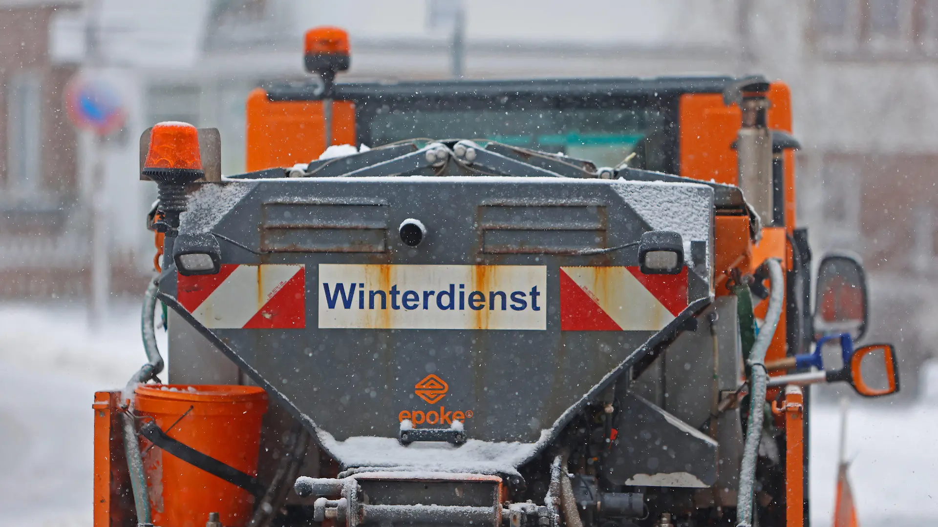 17.01.2023, Sachsen-Anhalt, Schierke: Ein Räumfahrzeug des Winterdienstes ist in Schierke unterwegs. Eine geschlossene Schneedecke liegt seit gestern Nacht im Harzort Schierke. Der Winter ist vorrübergehend zurückgekehrt. Foto: Matthias Bein/dpa +++ dpa-Bildfunk +++