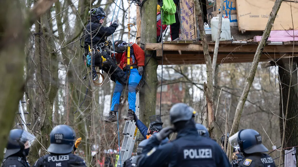 dpatopbilder - 18.01.2023, Hessen, Frankfurt/Main: Eine Person wird aus einem Baumhaus abgeseilt. Am frühen Morgen begann die Polizei den Fechenheimer Wald zu räumen. Der Wald ist seit über einem Jahr von Aktivisten besetzt, die den Ausbau der A66 und die Rodung des Waldes verhindern wollen. Foto: Hannes P Albert/dpa +++ dpa-Bildfunk +++