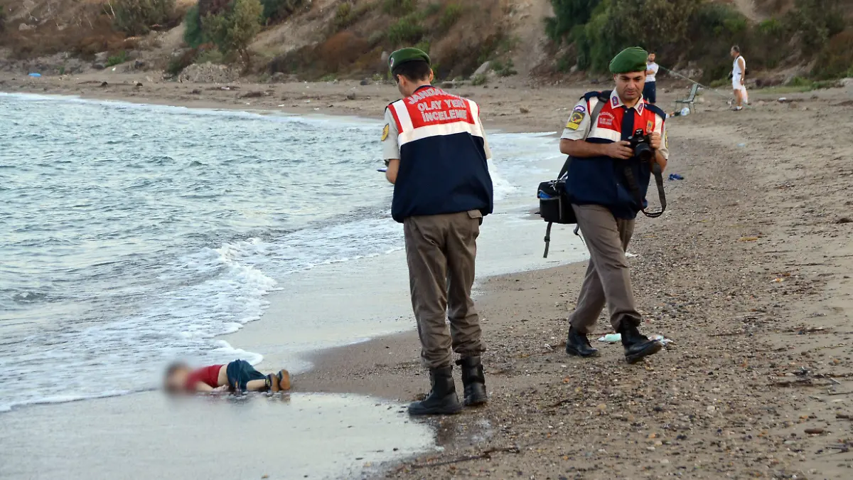 Ertrunkenes Flüchtlingskind angespült in Bodrum am Strand