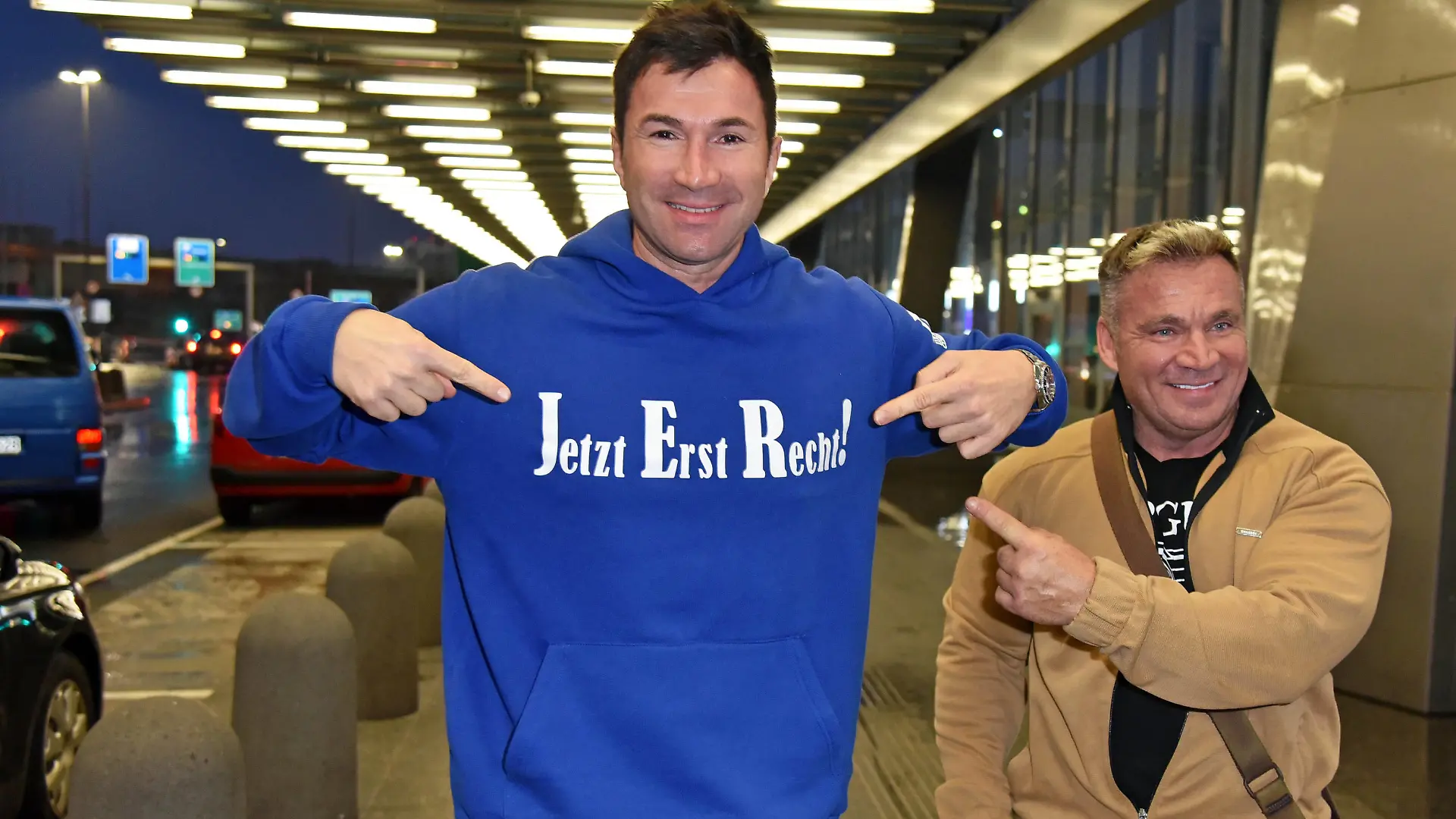 Lucas Cordalis, Peter Klein beim Abflug der ICH BIN EIN STAR - HOLT MICH HIER RAUS Dschungelcamp-Kandidaten nach Australien am Frankfurt International Airport in Frankfurt am Main am 02.01.2023 *** Lucas Cordalis, Peter Klein at the departure of the I AM A STAR GET ME OUT OF HERE jungle camp candidates to Australia at Frankfurt International Airport in Frankfurt am Main on 02 01 2023