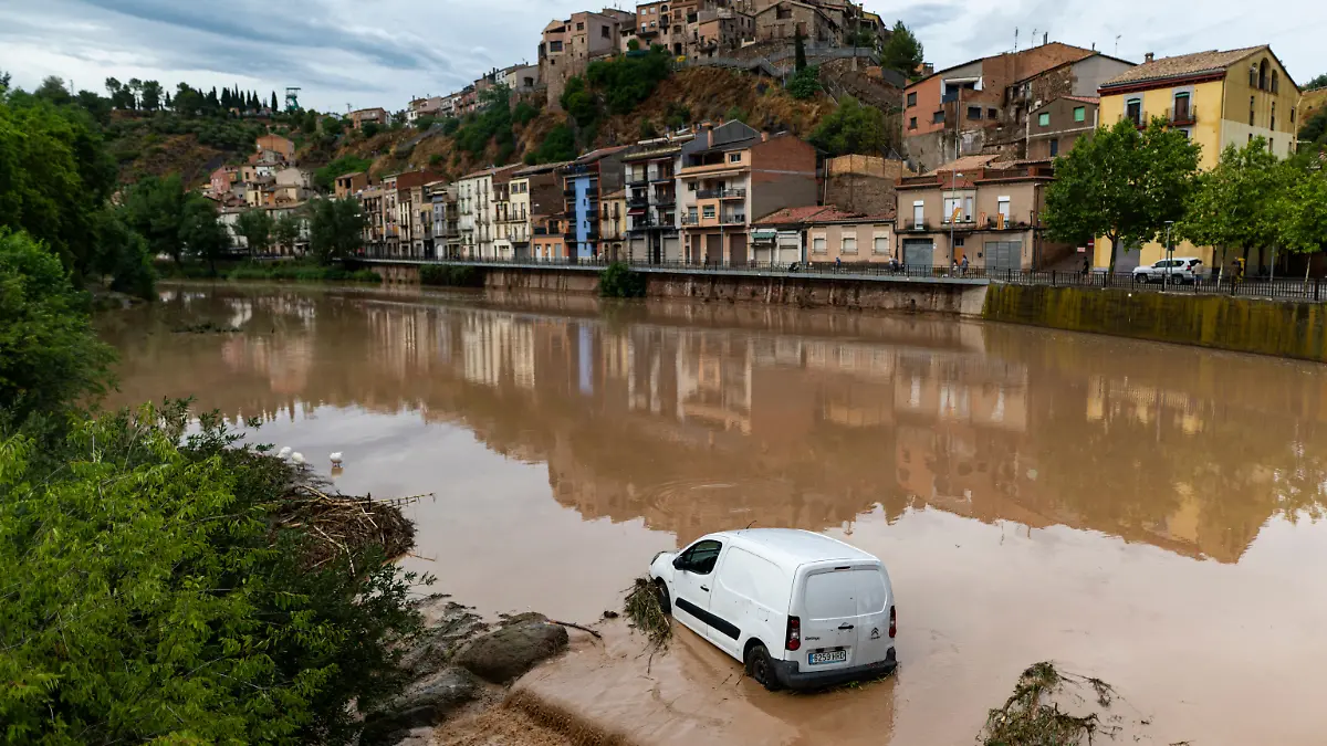 12.07.2025, Spanien, Cubelles: Ein Fahrzeug im Hochwasser nach starkem Regen. Foto: Lorena Sopêna/EUROPA PRESS/dpa +++ dpa-Bildfunk +++ 