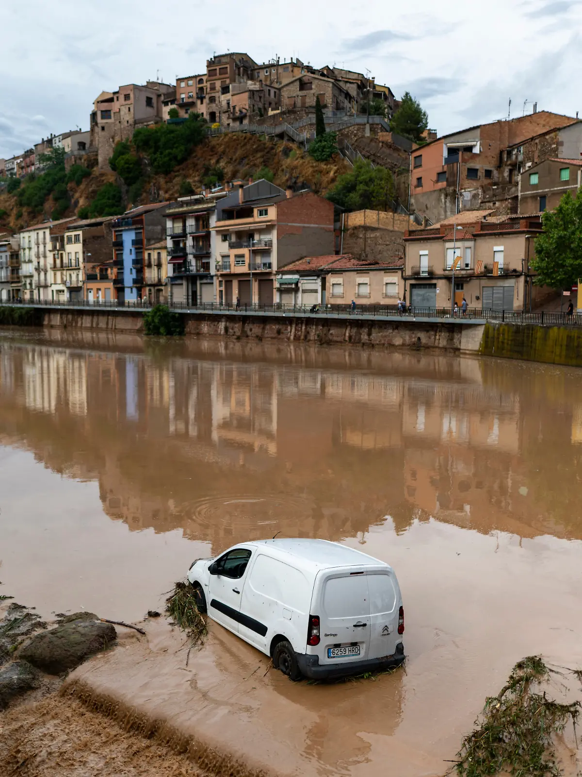12.07.2025, Spanien, Cubelles: Ein Fahrzeug im Hochwasser nach starkem Regen. Foto: Lorena Sopêna/EUROPA PRESS/dpa +++ dpa-Bildfunk +++ 