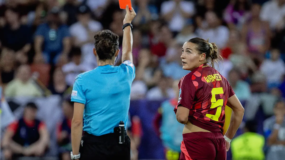 Carlotta Wamser sieht nach einem Handspieler auf der Linie die Rote Karte.