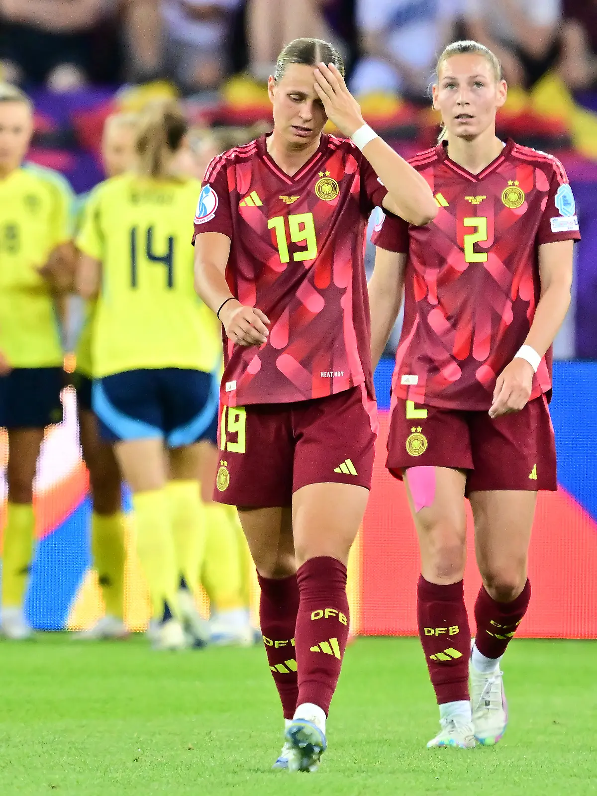 Deutschlands Klara Bühl (l) und Deutschlands Sarai Linder nach dem zweiten Tor der Schwedinnen.