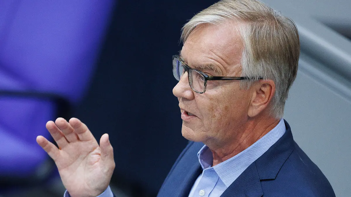 ARCHIV - 09.07.2025, Berlin: Dietmar Bartsch (Die Linke) spricht während der Generaldebatte zum Haushalt im Plenum des Bundestags.  (zu dpa: «Jeder Vierte nach 45 Jahren unter 1.300 Euro Rente») Foto: Carsten Koall/dpa +++ dpa-Bildfunk +++ 
